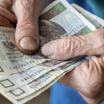 Minimalna emerytura przekroczy 2 tysiące złotych? Rząd pokazał prognozy na 2027 rok