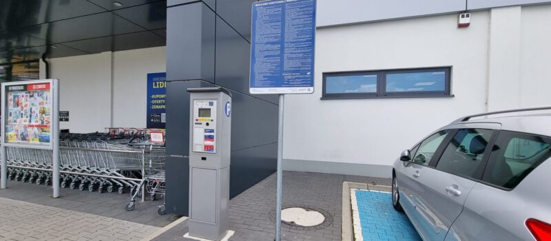 "Mandat" na parkingu sklepu. Kierowcy skarżą się na parkingi przy marketach
