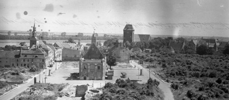 Kamień Pomorski 11 lat po wojnie. W sercu miasta wciąż stały wypalone ruiny Kamień Pomorski 11 lat po wojnie. W sercu miasta wciąż stały wypalone ruiny