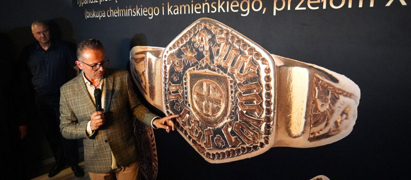 „Ten sygnet przypomina nam o wielkiej historii naszego miasta”. Rozmowa z dyrektorem Grzegorzem Kurką