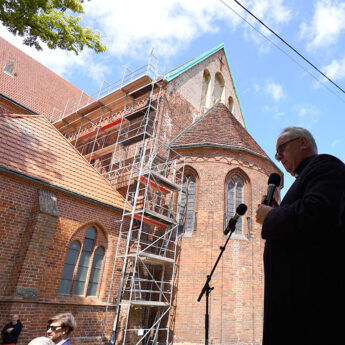 Sensacja pod posadzką katedry! Naukowcy mówią o śladach starszego kościoła i tajemniczym pochówku