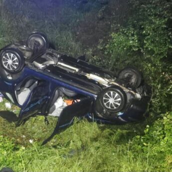Samochód roztrzaskał się w przydrożnym rowie! Trzy osoby poszkodowane
