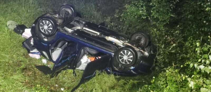 Samochód roztrzaskał się w przydrożnym rowie! Trzy osoby poszkodowane
