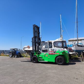Potężny elektryczny wózek już w Marinie Kamień Pomorski
