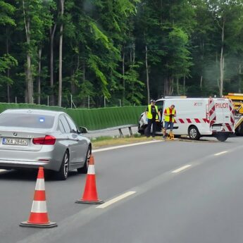 Samochód na barierkach między Dargobądzem a Międzyzdrojami. Kierowca trafił do szpitala
