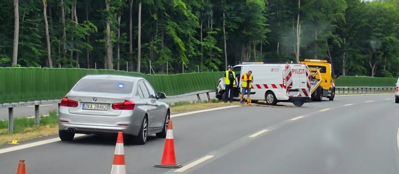 Samochód na barierkach między Dargobądzem a Międzyzdrojami. Kierowca trafił do szpitala Samochód na barierkach między Dargobądzem a Międzyzdrojami. Kierowca trafił do szpitala