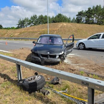 BMW wprost w bariery na krajowej „trójce”! Jedna osoba poszkodowana pod Dargobądzem