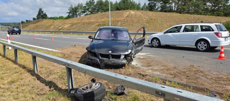 BMW wprost w bariery na krajowej „trójce”! Jedna osoba poszkodowana pod Dargobądzem