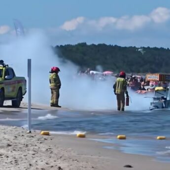 Pożar na plaży w Międzyzdrojach. Płonący wózek wepchnięto do wody