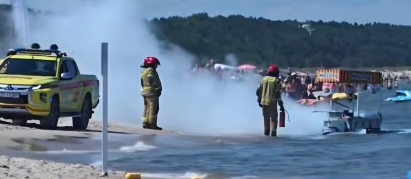 Pożar na plaży w Międzyzdrojach. Płonący wózek wepchnięto do wody Pożar na plaży w Międzyzdrojach. Płonący wózek wepchnięto do wody