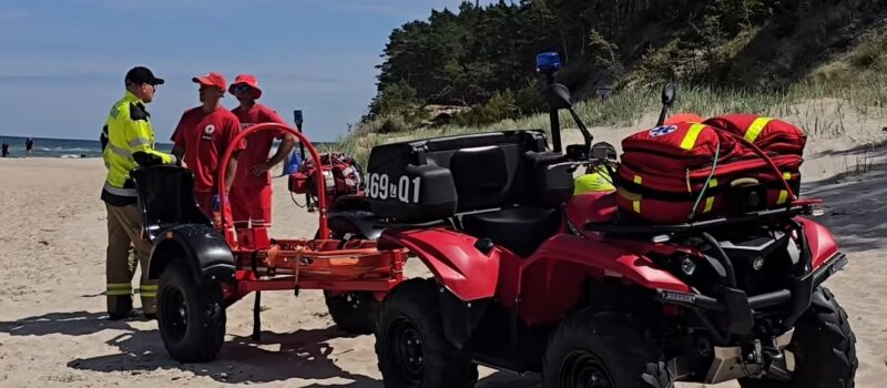 64-latek zasłabł na plaży w Świętouściu. Poszkodowanego ewakuowano quadem