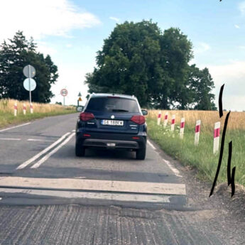 Korki, bałagan i niebezpieczny uskok na drodze do Golczewa. Kierowcy grzmią: „Można rozwalić felgi i zawieszenie!”