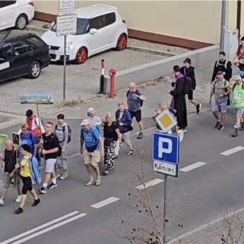 Pielgrzymi przeszli ulicami Kamienia Pomorskiego. Przed nimi ponad 600 kilometrów