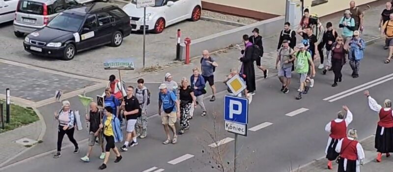 Pielgrzymi przeszli ulicami Kamienia Pomorskiego. Przed nimi ponad 600 kilometrów