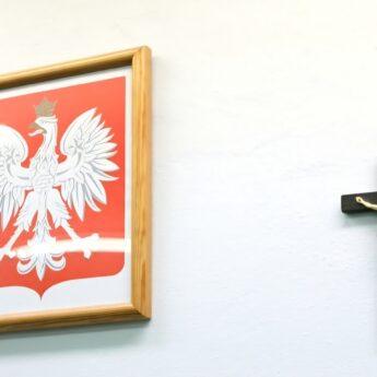 Minister Barbara Nowacka: w pomieszczeniach szkolnych może być umieszczony krzyż