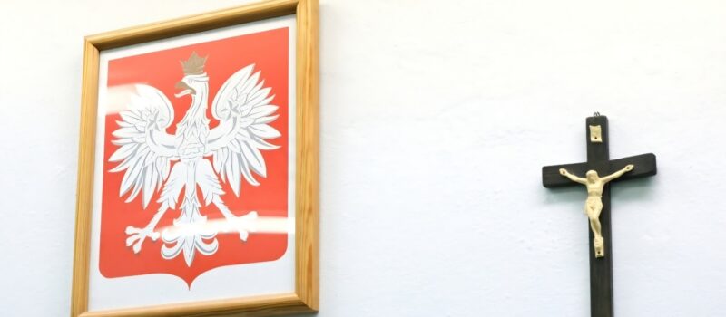 Minister Barbara Nowacka: w pomieszczeniach szkolnych może być umieszczony krzyż