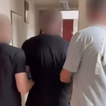 Uciekł po kolizji, groził policjantom i miał narkotyki. Poszukiwany 44-latek trafił za kraty