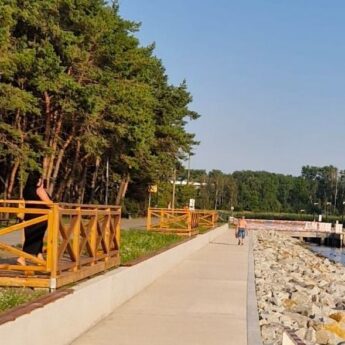Bulwar Słoneczny w Dziwnowie zachwyca. Nowe miejsce na spacer i odpoczynek nad wodą [FILM]