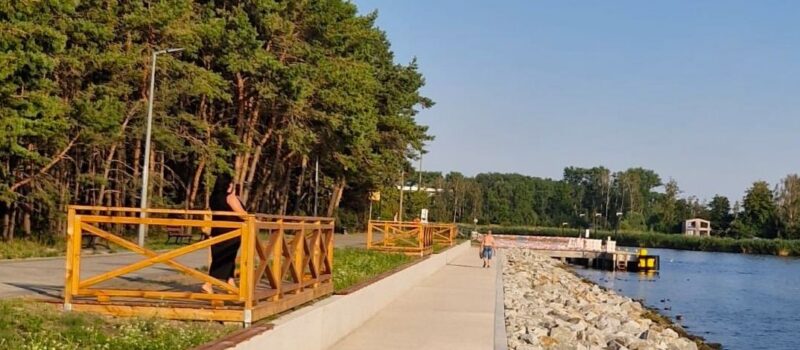 Bulwar Słoneczny w Dziwnowie zachwyca. Nowe miejsce na spacer i odpoczynek nad wodą [FILM]