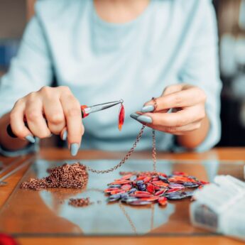 Jak zrobić biżuterię z kamieni? Poradnik DIY dla początkujących