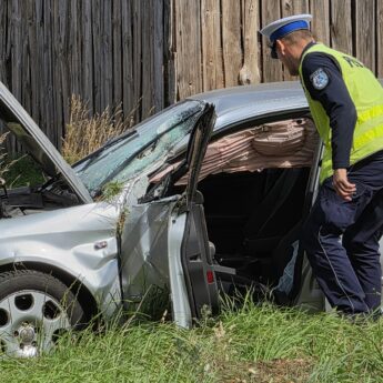 Audi rozbite na słupie. Pasażer pijany, kierowca uciekł