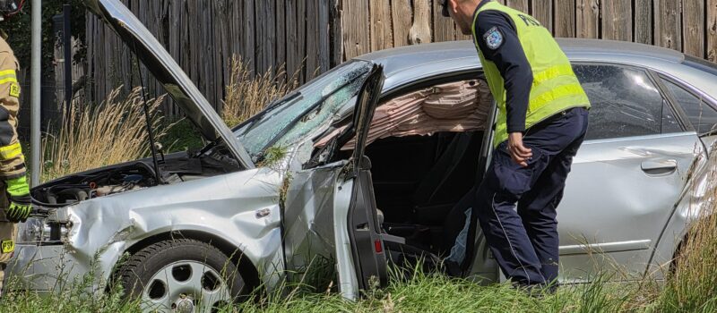 Audi rozbite na słupie. Pasażer pijany, kierowca uciekł