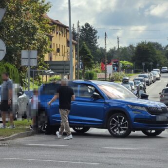 Zderzenie dwóch aut na rondzie w Kamieniu Pomorskim