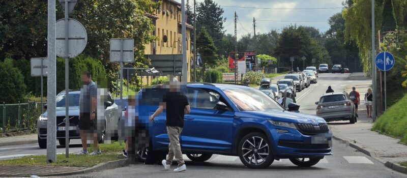 Zderzenie dwóch aut na rondzie w Kamieniu Pomorskim Zderzenie dwóch aut na rondzie w Kamieniu Pomorskim