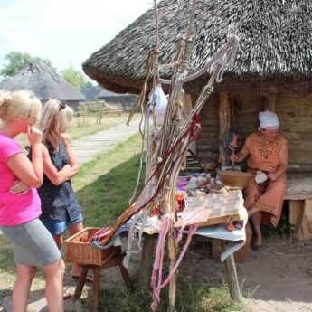 Miodobranie w wolińskim skansenie. Zobacz, jak przed wiekami pozyskiwano miód