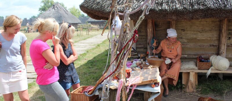 Miodobranie w wolińskim skansenie. Zobacz, jak przed wiekami pozyskiwano miód Miodobranie w wolińskim skansenie. Zobacz, jak przed wiekami pozyskiwano miód