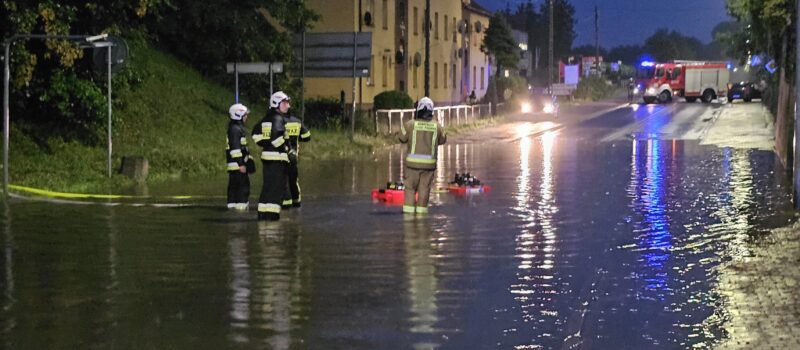 Alert RCB dla powiatu kamieńskiego! Burze, ulewy i wiatr do 100 km/h