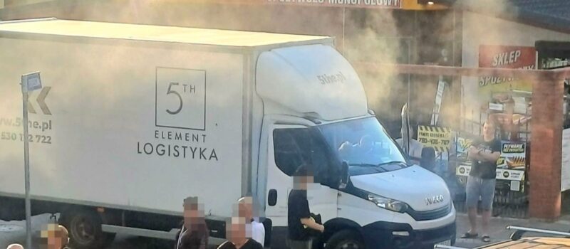 Dym spod maski dostawczaka. Strażacy interweniują w Międzywodziu