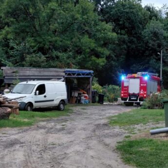 Zgłoszenie pożaru postawiło strażaków na nogi. Za blokami płonęło ognisko
