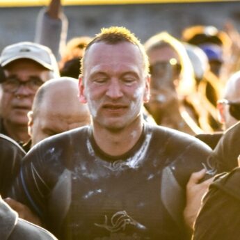Bartłomiej Kubkowski wraca na plażę, na którą wyszedł po przepłynięciu Bałtyku