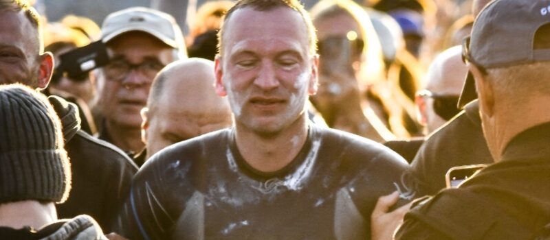 Bartłomiej Kubkowski wraca na plażę, na którą wyszedł po przepłynięciu Bałtyku