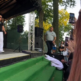 Chwile grozy na koncercie w Rewalu! Skolim runął ze sceny