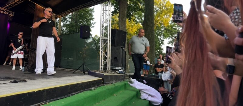 Chwile grozy na koncercie w Rewalu! Skolim runął ze sceny