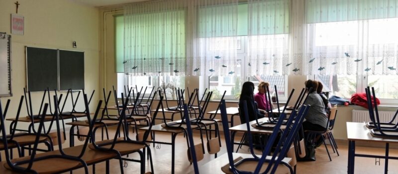 Nauczyciele pokazali rządowi czerwoną kartkę. Chcą 15 proc. podwyżki Nauczyciele pokazali rządowi czerwoną kartkę. Chcą 15 proc. podwyżki