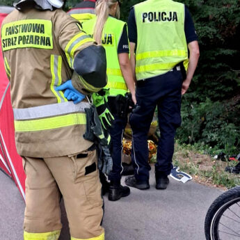 Rowerem elektrycznym zjechała ze skarpy i uderzyła w drzewo. Miała 1,5 promila