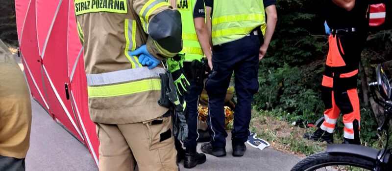 Rowerem elektrycznym zjechała ze skarpy i uderzyła w drzewo. Miała 1,5 promila