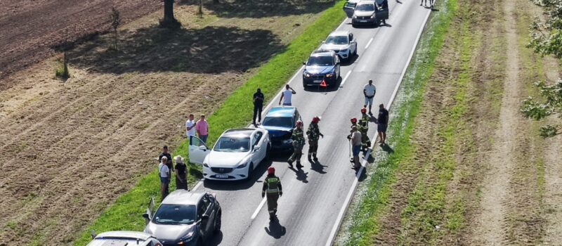 Zderzenie trzech pojazdów na obwodnicy Kamienia Pomorskiego! Droga całkowicie zablokowana