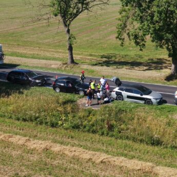 Zderzenie trzech aut pod Kamieniem Pomorskim! Jedna osoba poszkodowana, są utrudnienia