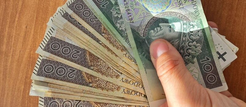 Minimalna krajowa 4950 zł. Rząd pokazał, kto zyska i kto zapłaci za podwyżkę Minimalna krajowa 4950 zł. Rząd pokazał, kto zyska i kto zapłaci za podwyżkę