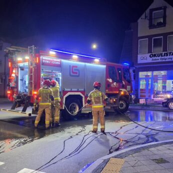Niebezpiecznie na jezdni w centrum Kamienia. Strażacy usuwali plamę oleju