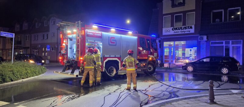 Niebezpiecznie na jezdni w centrum Kamienia. Strażacy usuwali plamę oleju