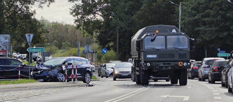 Osobówka uderzyła w wojskowy pojazd. Zdarzenie pod Kamieniem Pomorskim