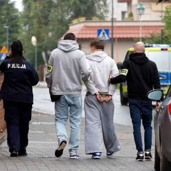 Podejrzani w sprawie dewastacji pociągu w Ładzinie przed sądem. Trwają posiedzenia w Kamieniu Pomorskim [FILM]