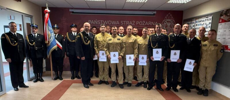Uroczysta zbiórka w Kamieniu Pomorskim. Ślubowanie i awanse strażaków Uroczysta zbiórka w Kamieniu Pomorskim. Ślubowanie i awanse strażaków