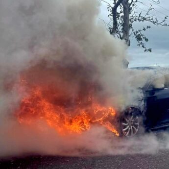 Samochód stanął w ogniu między Sierosławiem a Chynowem