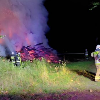 Niespokojna noc strażaków. Siedem zastępów walczyło z pożarem w lesie